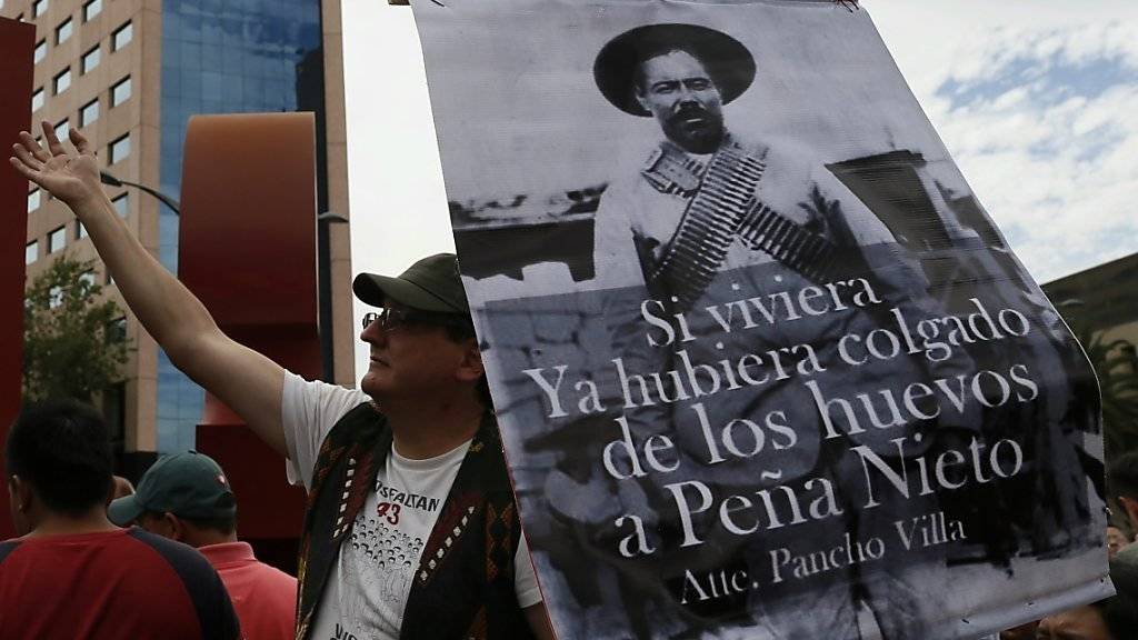 Wollen keine Entschädigung sondern ihre Kinder zurück: Angehörige und Unterstützer der verschwundenen Studenten in Mexiko zeigen ein Bild des Rebellen Francisco «Pancho» Villa.