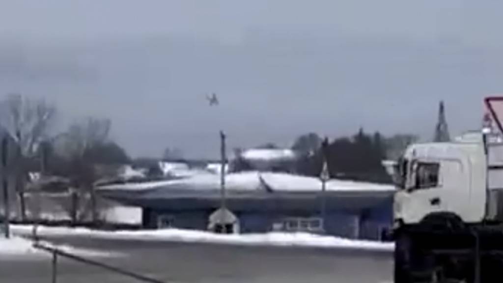 HANDOUT - Ein russisches Militärtransportflugzeug stürzte mit angeblich mehr als 70 Menschen über dem Gebiet Belgorod an der Grenze zur Ukraine ab. Das teilte das Verteidigungsministerium in Moskau mit. An Bord der Maschine vom Typ Iljuschin Il-76 seien neun russische Besatzungsmitglieder gewesen sowie 65 ukrainische Kriegsgefangene, meldete die Agentur Tass. Foto: Uncredited/UGC/AP/dpa - ACHTUNG: Verwendung nur bis zum 06.02.2024. Nur zur redaktionellen Verwendung und nur mit vollständiger Nennung des vorstehenden Credits