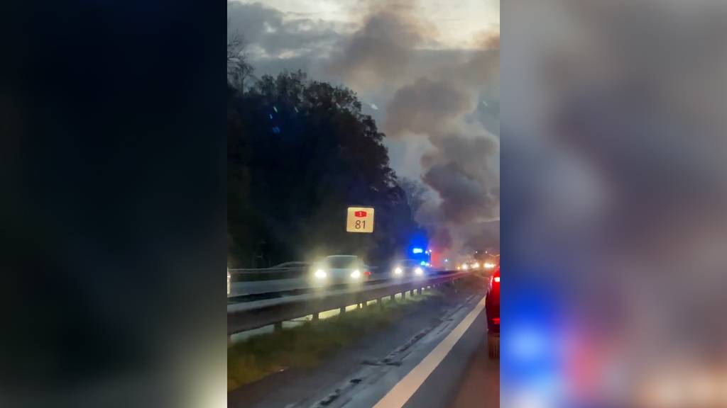 Fahrzeug brennt auf der Autobahn zwischen Lenzburg und Aarau-Ost