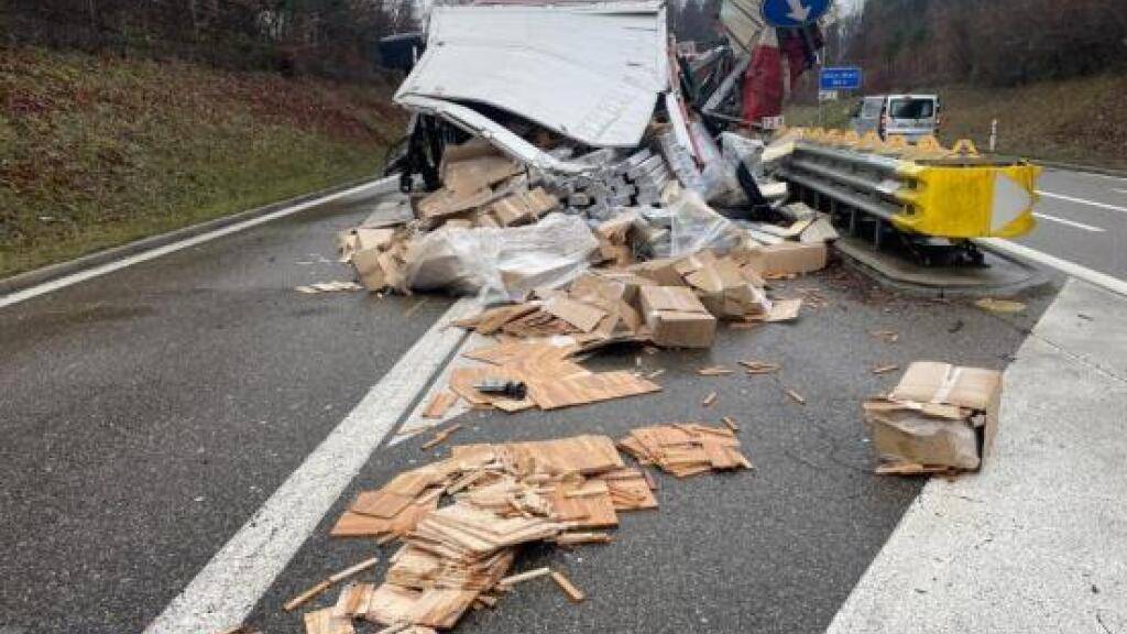 Nach diesem Unfall am Mittwochmorgen bei Uster musste die A15 in Richtung Wetzikon stundenlang gesperrt werden.