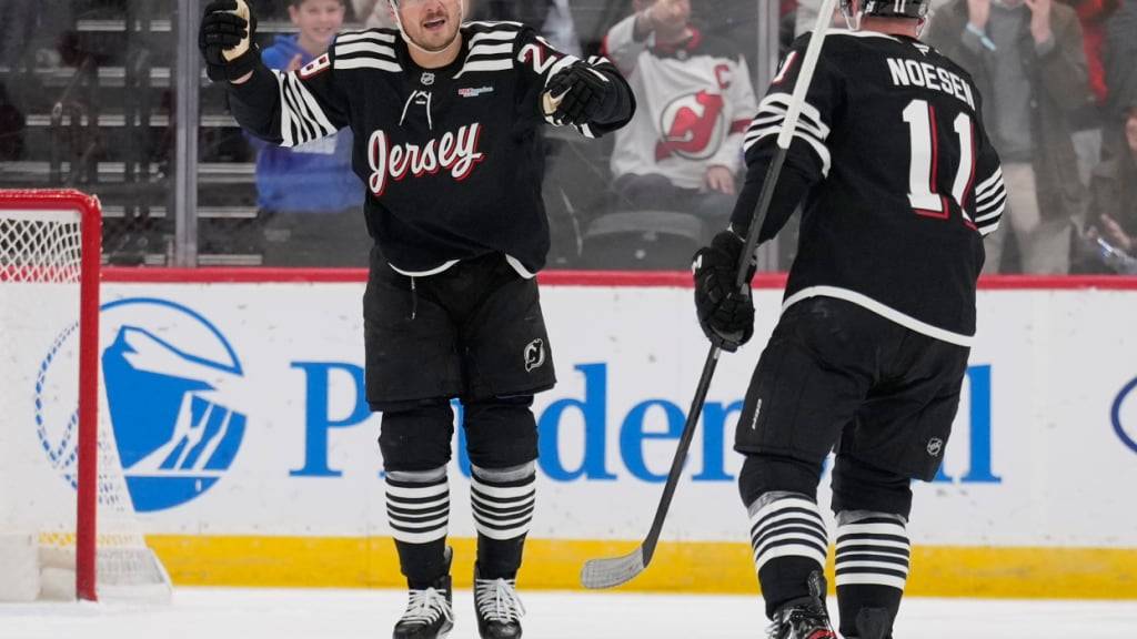 Timo Meier (links) jubelt nach seinem Treffer, Teamkollege  Stefan Nösen ist erster Gratulant