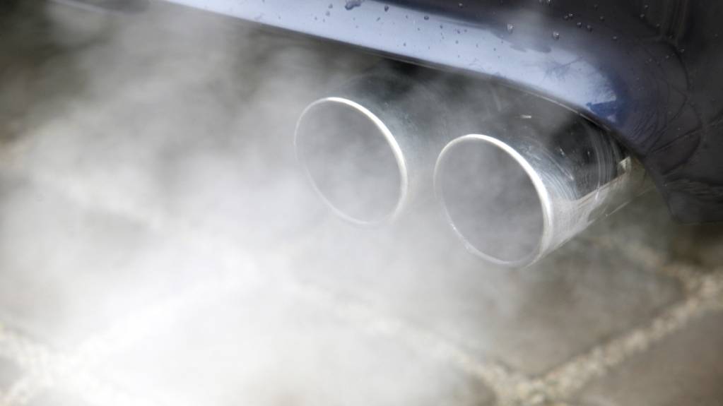 Unter anderem durch mehrmalige Gasstösse signalisierte der Junglenker, dass er mit dem anderen Automobilisten ein Rennen austragen wollte.