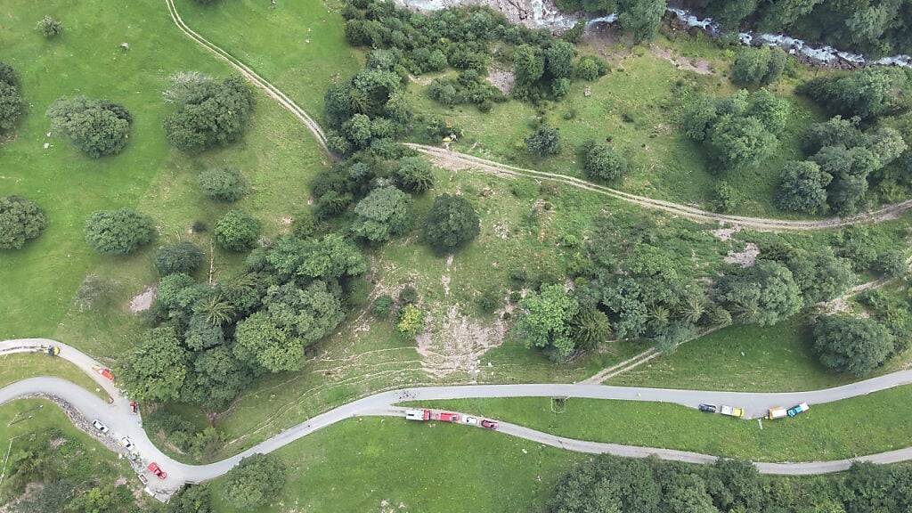 Ein 21-jähriger Strassenbauarbeiter stürzte mit einem Muldenkipper einen steilen Abhang hinunter und verletzte sich so schwer, dass er noch auf der Unfallstelle starb.