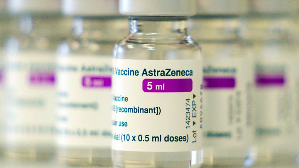 ARCHIV - Auf einem Tisch in einer Hausarztpraxis stehen Ampullen mit dem Covid-19 Impfstoff des schwedisch-britischen Pharmakonzerns AstraZeneca. (zu dpa «Nach erneuter Einschränkung: Astrazeneca betont Nutzen des Impfstoffs») Foto: Nicolas Armer/dpa