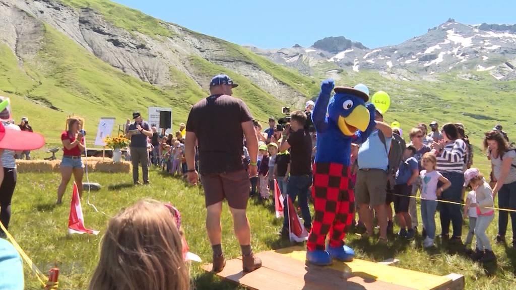 Auf der Engstligenalp feiern Promis das neue Globi-Buch