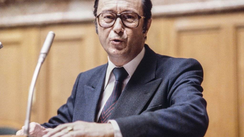 Bundesrat Pierre Aubert im Jahr 1981 am Rednerpult im Bundeshaus in Bern.