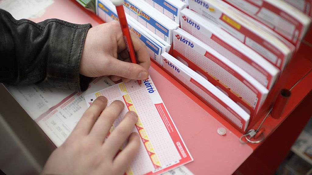 Riesengewinn bei Euro Millions: Der Glückspilz hat seinen Schein eingelöst und die 157 Millionen Franken abgeholt.