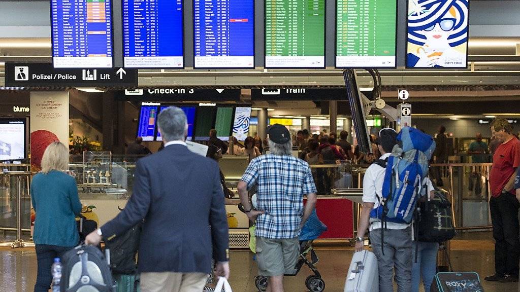 Ihre Zahl stieg um 6 Prozent im Vergleich zum ersten Semester 2015: Lokalpassagiere am Flughafen Zürich.