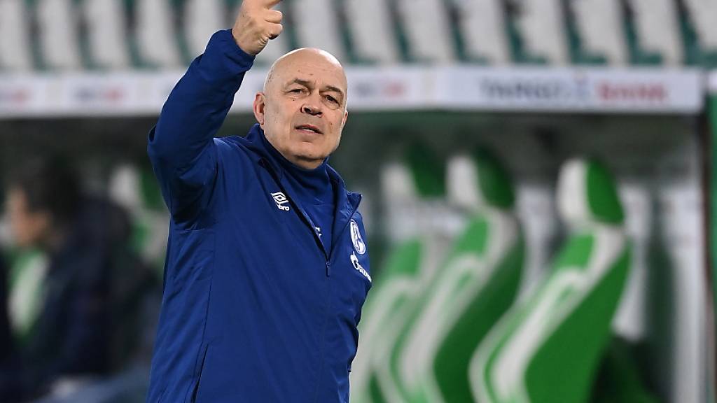 Schalkes Trainer Christian Gross zeigt es an: zwei grosse Chancen, aber kein Tor im Cup gegen Wolfsburg