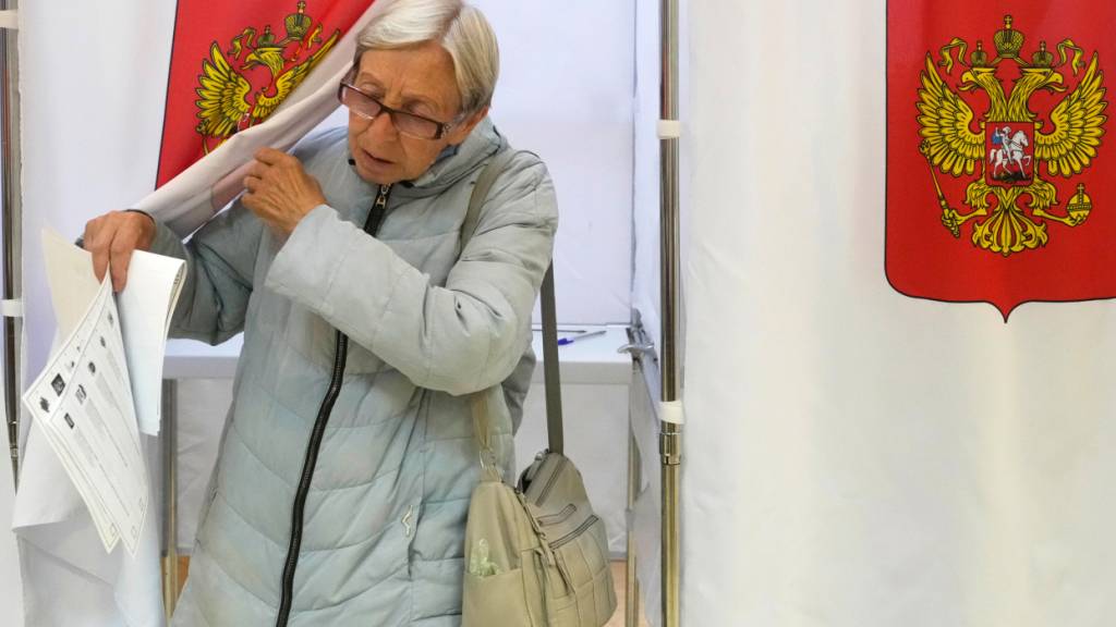 Eine Wählerin verlässt während der Parlamentswahlen in Podolsk in der Region Moskau eine Wahlkabine. Foto: Pavel Bednyakov/AP/dpa