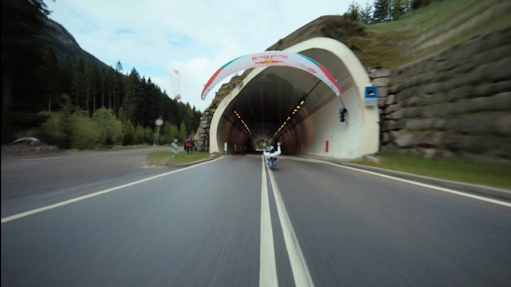 Schweizer Gleitschirmprofi fliegt durch einen 152 Meter langen Tunnel 