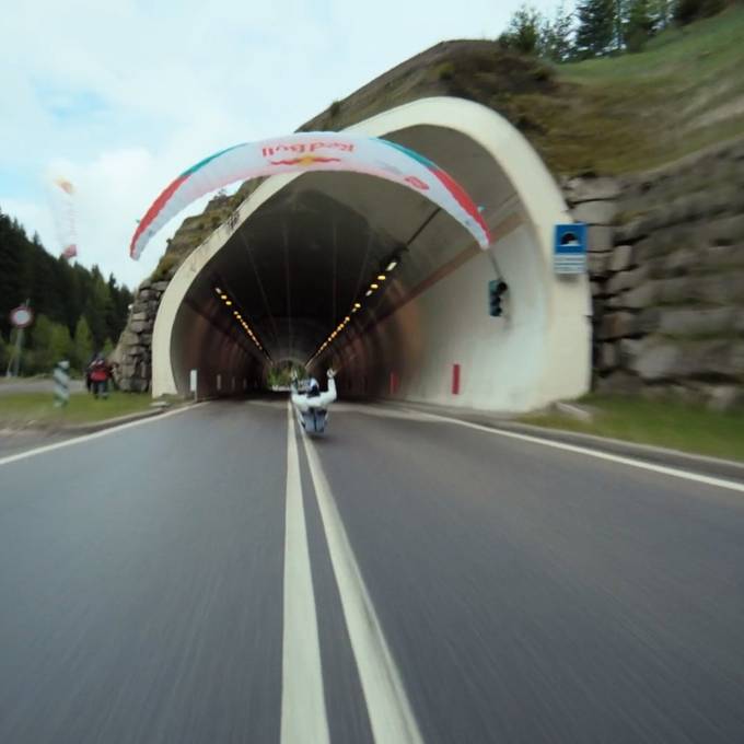 Schweizer Gleitschirmprofi fliegt durch einen 152 Meter langen Tunnel 