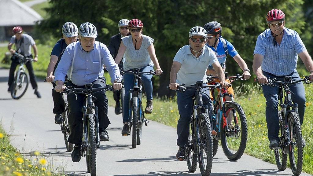 Die Bundesräte vergnügten sich auf der diesjährigen «Schulreise» etwa mit einer einstündigen E-Bike-Tour.