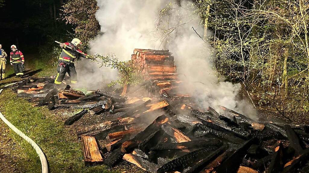 Ein 38-jähriger Mann ist nach mehreren Brandstiftungen in der Region Zurzach AG festgenommen worden. Im Wald in Döttingen AG brannten unter anderem drei Holzstapel (Bild).
