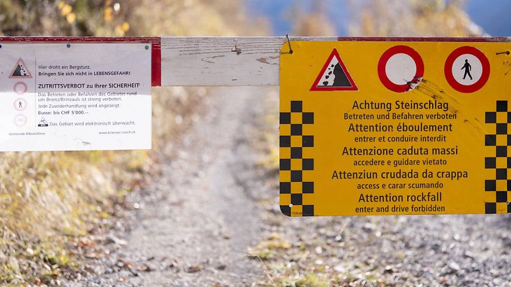 Die Evakuierungsfrist für das Bündner Bergdorf Brienz endete am Sonntag um 13 Uhr - nun werden die Zufahrtsstrassen abgesperrt.