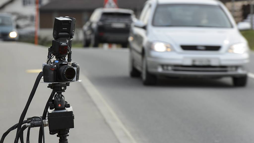 Bei einer Geschwindigkeitskontrolle auf einer Nebenstrasse in Salmsach TG ist ein Raser erwischt worden. (Symbolbild)