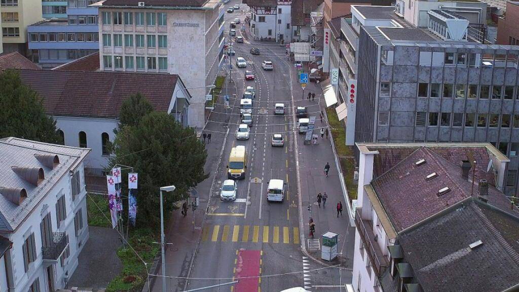 Auf der Bahnhofstrasse in Aarau soll Tempo 30 gelten und Fussgängerinnen sollen überall die Strasse queren können - so sieht es ein Testlauf vor.