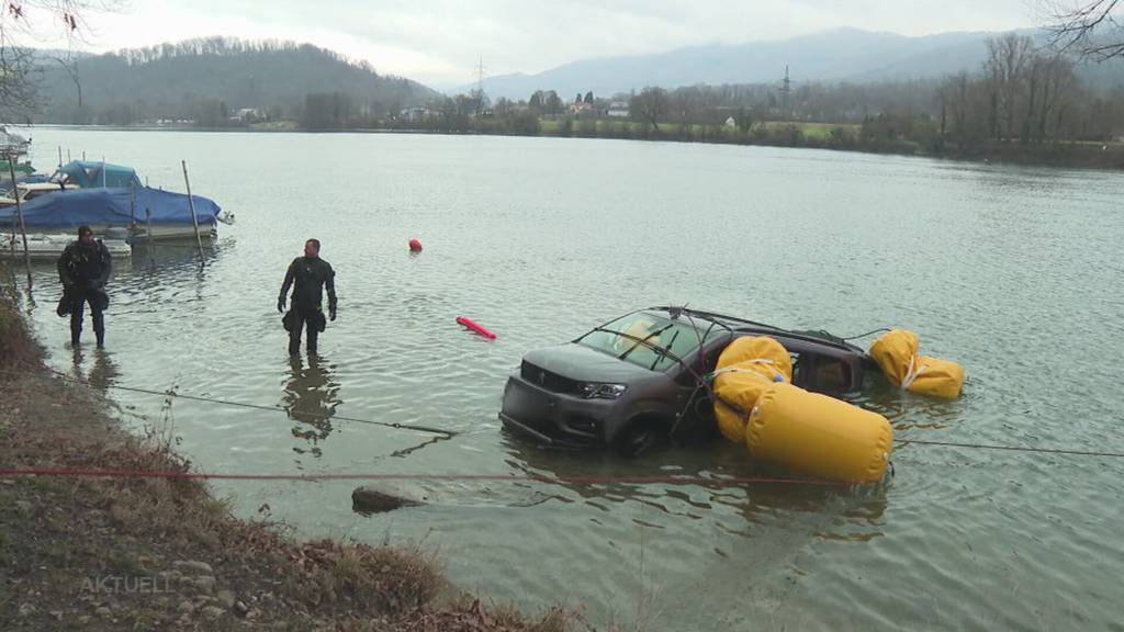 Mysteriöser Unfall: Einsatzkräfte bergen bei Wallbach ein Auto aus dem Rhein