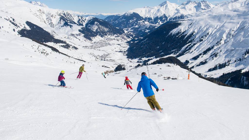 Skiing_Family_Dieni_Sedrun_2020_Valentin_Luthiger_05