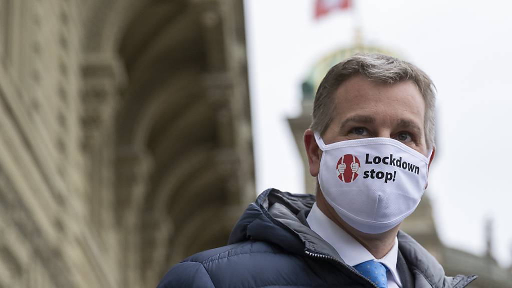 Marco Chiesa, Parteipräsident der SVP, befürwortet eine Maskenpflicht im Freien, wie sie die Tessiner Gemeinde Ascona ergriffen hat. (Archivbild)