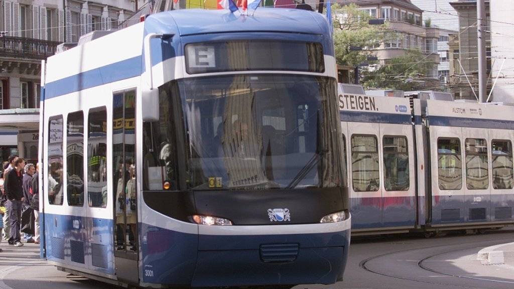 Sicherheitskontrolle für alle Zürcher Cobra-Trams: Die Verkehrsbetriebe Zürich befürchten Entgleisungen.