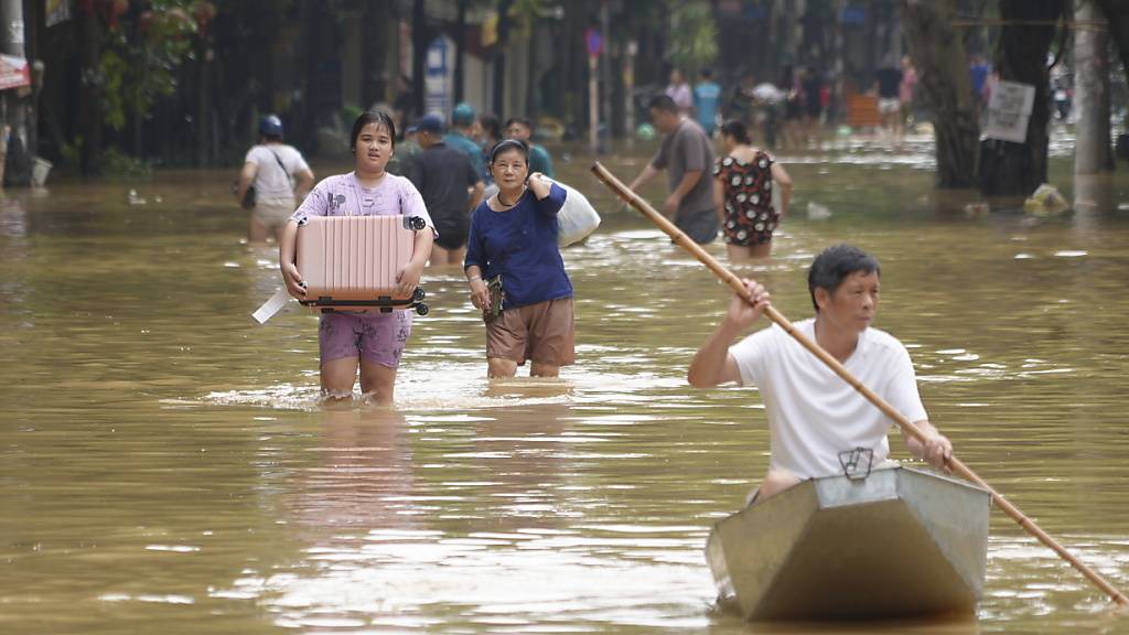 In Vietnam wird das Ausmaß der Zerstörung durch den heftigen Taifun «Yagi» immer deutlicher. Die Zahl der Toten und Vermissten steigt weiter. Foto: Hau Dinh/AP/dpa