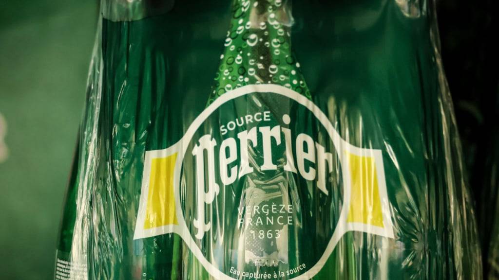 Nestlé steht in Frankreich wegen des Verkaufs von Perrier als «natürliches Mineralwasser» in der Kritik. (Archivbild)