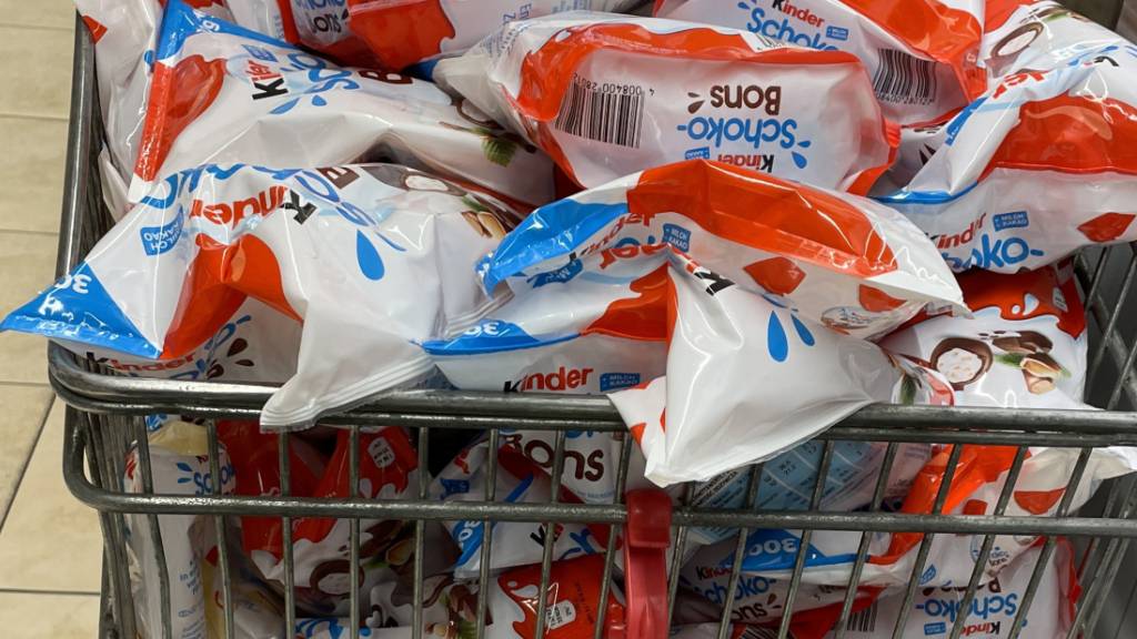 Der Süsswarenhersteller Ferrero hat wegen des Salmonellen-Skandals um Ostern mehr als 3000 Tonnen seiner Kinder-Produkte vom Markt genommen und Millioneneinbussen erlitten.