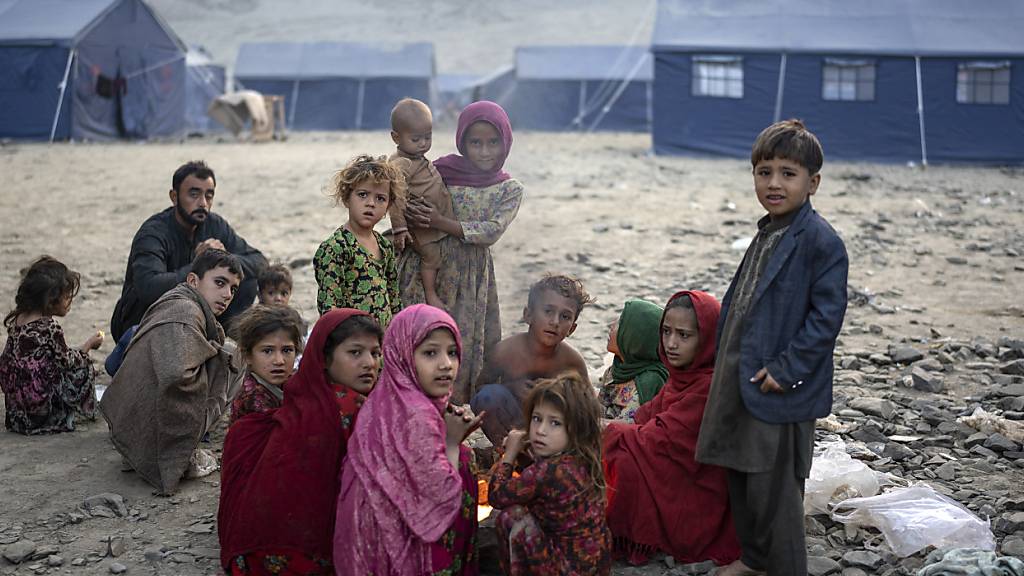 ARCHIV - Afghanische Flüchtlingskinder wärmen sich an einem Feuer in einem Lager nahe der pakistanisch-afghanischen Grenze. Foto: Ebrahim Noroozi/AP/dpa