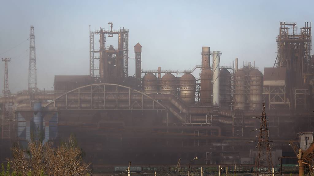 Rauch steigt während des Beschusses aus dem Stahlwerk Azovstal in Mariupol auf. Foto: Alexei Alexandrov/AP/dpa
