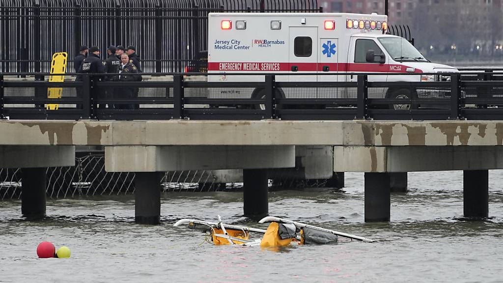 Ersthelfer stehen an der Stelle, an der ein Hubschrauber in den Hudson River gestürzt ist. Foto: Seth Wenig/AP/dpa