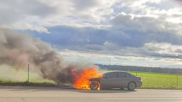 Das solltest du tun, wenn dein Auto plötzlich brennt