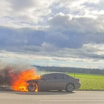 Das solltest du tun, wenn dein Auto plötzlich brennt