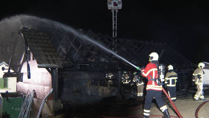 Feuer drohte auf Nachbargebäude überzugreifen: Schopf stand in Vollbrand