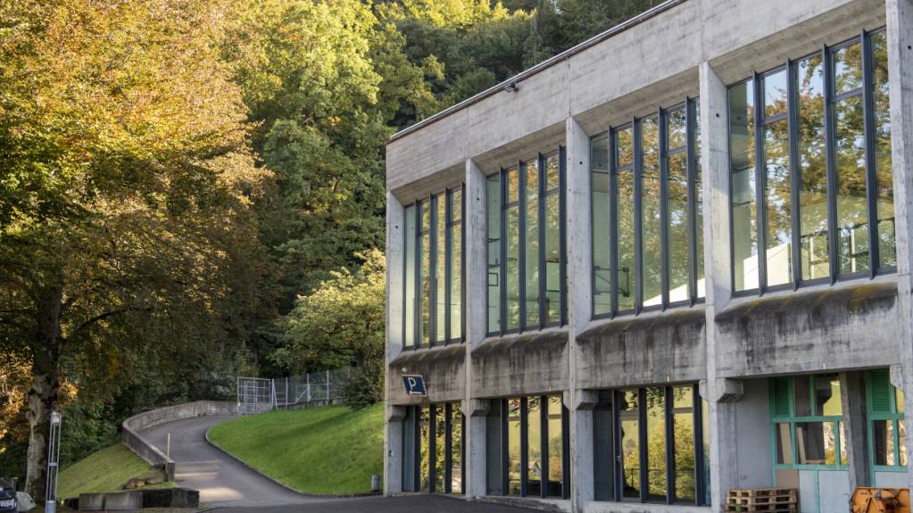 Die Sporthalle des Kollegium St. Fidelis und der Kantonsschule im Dorfzentrum von Stans soll durch eine Dreifachturnhalle ersetzt werden. (Archivbild)