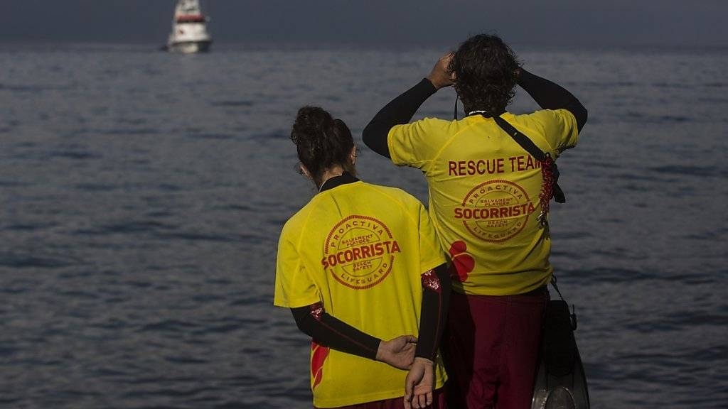 Private Helfer halten auf Lesbos Ausschau nach Bootsflüchtlingen