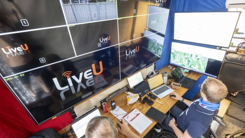 Drei Personen überwachen in der Sicherheitszentrale der Tour de Suisse die diversen Monitore und Programme
