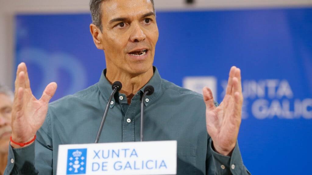 Spaniens Ministerpräsident Pedro Sanchez spricht im Operativen Koordinationszentrum gegen Waldbrände in Ourense. Foto: Carlos Castro/EUROPA PRESS/dpa