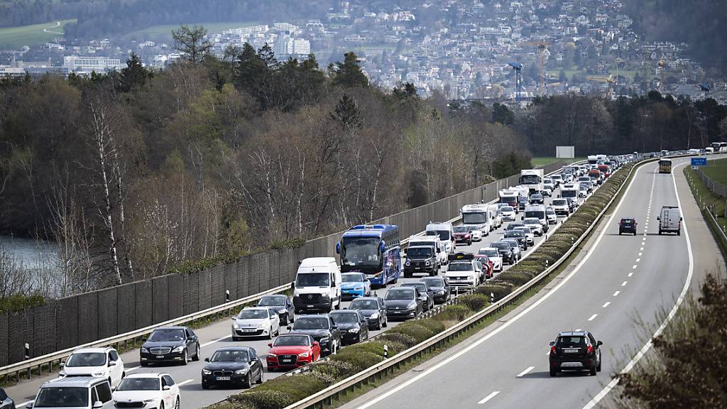 Stau auf der A13 in Richtung Süden mit Blick auf Chur, aufgenommen am 7. April 2023. Ferienreisende, welche dem Stau entkommen wollen, drohen an Spitzentagen die Strassen in den anliegenden Dörfern zu verstopfen. (Archivbild)