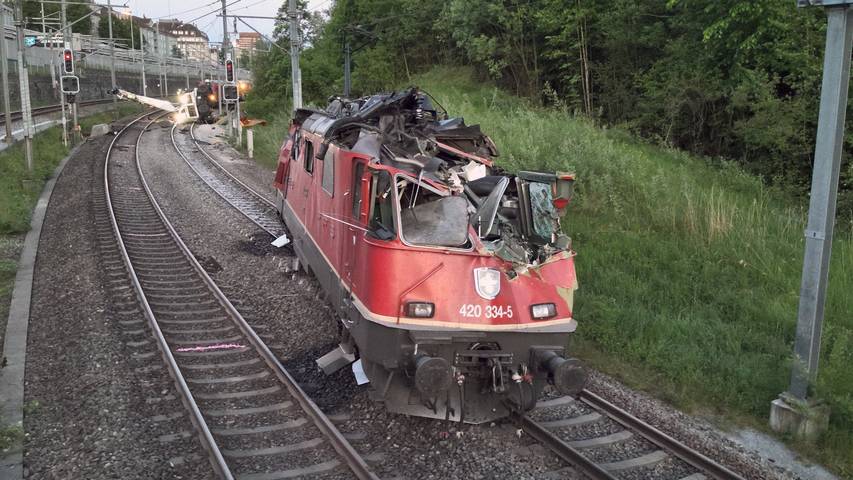 Lokomotive kollidiert mit Schienenbagger in St.Gallen – zwei Schwerverletzte und viele Zugausfälle