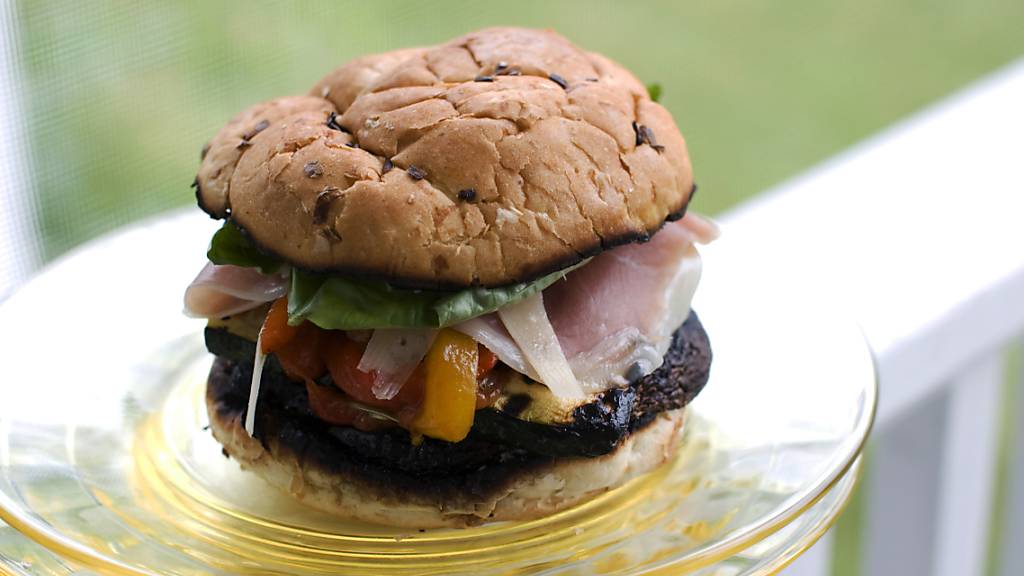 Burger aus pflanzlichen Produkten sind bei Schweizerinnen und Schweizern besonders beliebt. (Symbolbild)
