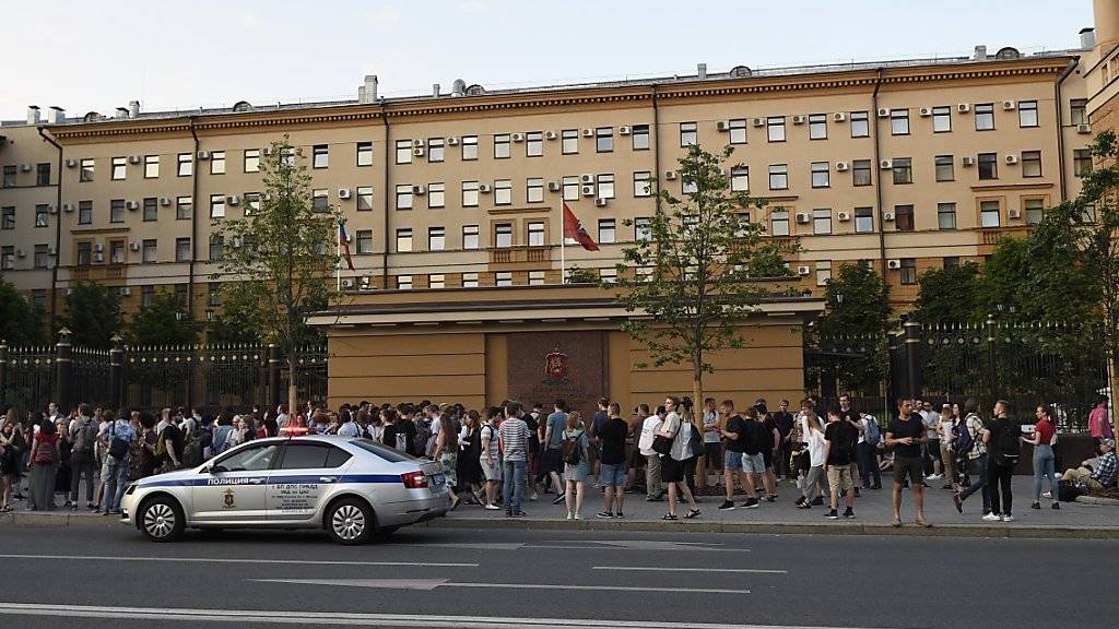 Berufskollegen und Freunde Golunows protestieren vor dem Innenministerium in Moskau gegen die Festnahme des Journalisten.