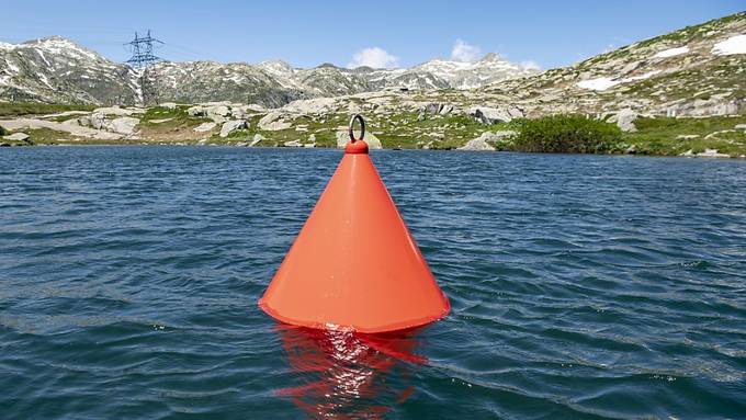 Wasserbotschaften in roter Boje auf «Gotthardsee»