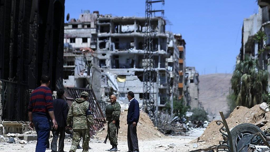 Weitgehend zerstört ist die von syrischen und russischen Luftangriffen gezeichnete Stadt Duma nordöstlich von Damaskus (in einer Aufnahme vom Montag, 16. April 2018).