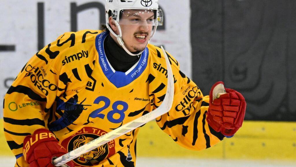 Muss rund vier bis sechs Wochen zuschauen: Dario Allenspach von den SCL Tigers hat sich am Oberkörper verletzt