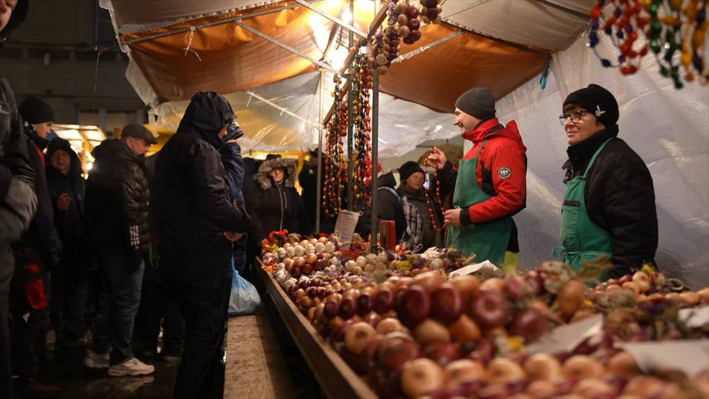 Nasskalter Zibelemärit: «Schön, dass die Leute auch bei diesem Wetter kommen»