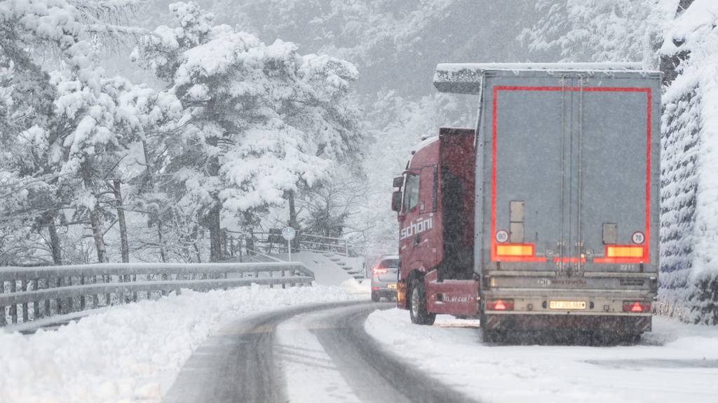 Der Sattelschlepper steht bei heftigem Schneefall in St.Gallen auf der Autobahnausfahrt St.Fiden.