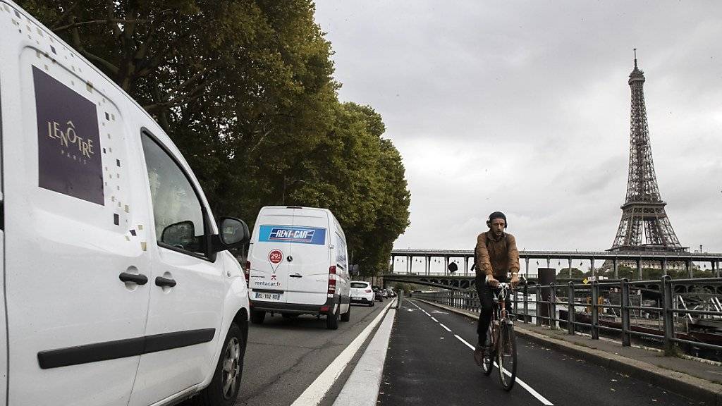 Mehr Platz für Velos, weniger für den Autoverkehr: Paris macht vorwärts auf dem Weg zu einer CO2-neutralen Stadt. Bis 2030 sollen nun alle herkömmlichen Autos verbannt werden.