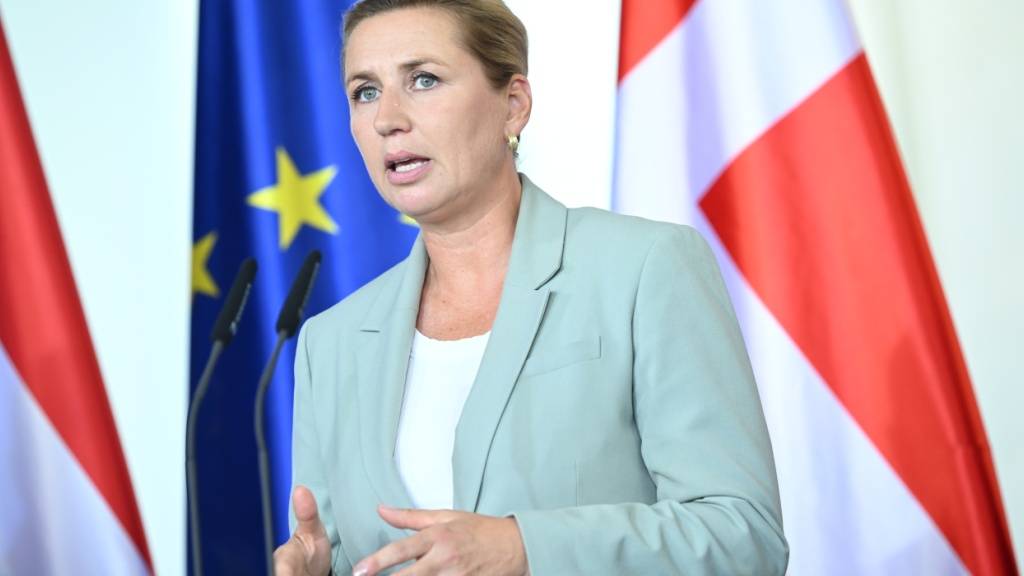 ARCHIV - Mette Frederiksen, Ministerpräsidentin von Dänemark, spricht während einer Pressekonferenz im Rahmen eines kleinen EU-Gipfels zur Haushaltsplanung im Bundeskanzleramt. Foto: Britta Pedersen/dpa