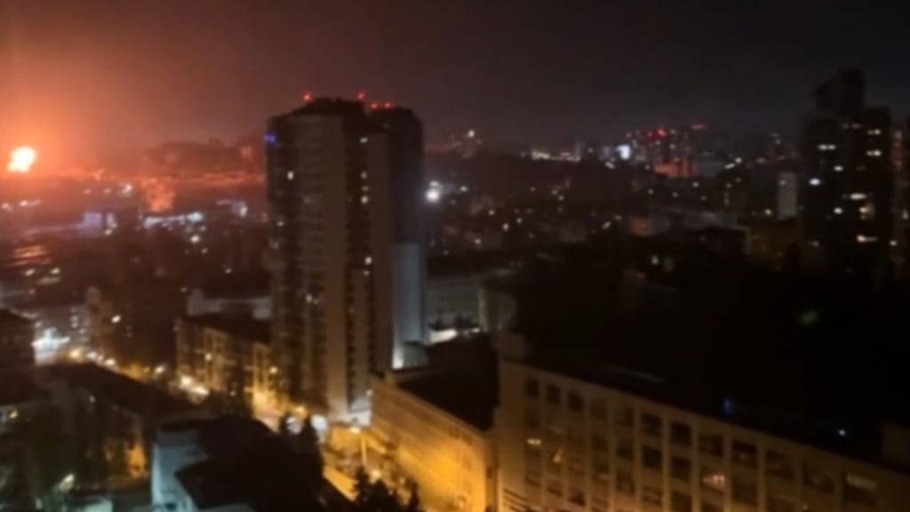 Auf diesem Videostandbild ist in der Ferne eine Explosion zu sehen, während eines Angriffs auf die ukrainische Region Kiew. Foto: Uncredited/AP/dpa